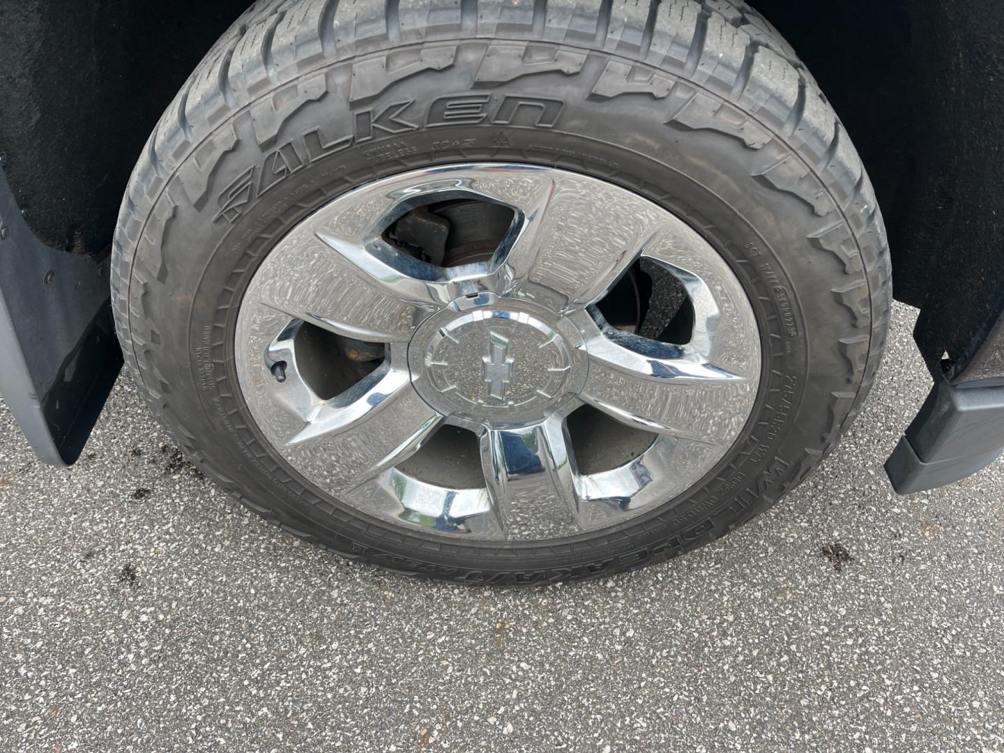 2018 Black /Black Chevrolet Silverado 1500 LTZ Z71 Crew Cab 4WD (3GCUKSEC4JG) with an 5.3L V8 OHV 16V engine, 8-Speed Automatic transmission, located at 547 E. Main St., Orwell, OH, 44076, (440) 437-5893, 41.535435, -80.847855 - This 2018 Chevrolet Silverado 1500 LTZ Z71 Crew Cab is a well-appointed and highly capable full-size pickup. It's powered by a 5.3L Vortec V8 engine paired with an 8-speed automatic transmission and 3.42 gearing, enabling an impressive 9,300-pound towing capacity. The Z71 off-road package includes f - Photo#12